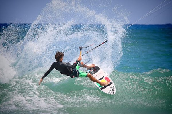 Où trouver les meilleures plages pour le kitesurf en Afrique du Sud : spots et périodes recommandées ?