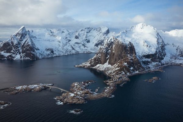 Comment organiser une croisière pour explorer les fjords de l'ouest de la Norvège : itinéraires et conseils pratiques ?